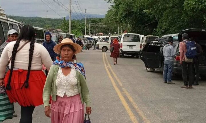 A cinco días del balotaje, transporte libre bloquea Cochabamba por demanda de combustibles