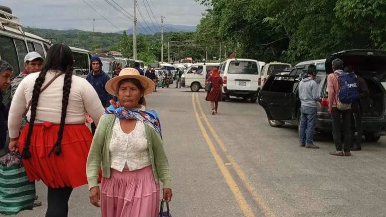 A cinco días del balotaje, transporte libre bloquea Cochabamba por demanda de combustibles