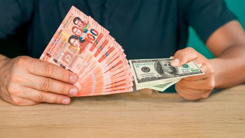 Dólar paralelo fluctúa y ven presiones para alza