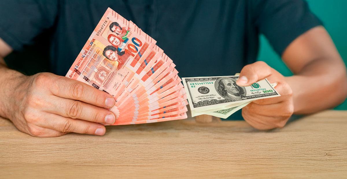 Dólar paralelo fluctúa y ven presiones para alza