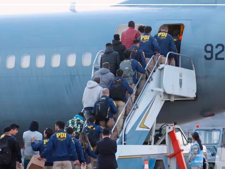 Chile inicia vuelos de expulsión: 12 bolivianos con antecedentes son repatriados en el primer operativo internacional