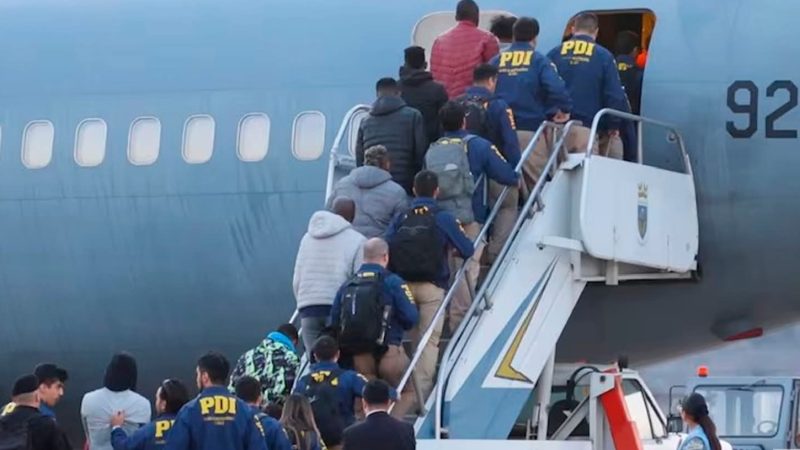 Chile inicia vuelos de expulsión: 12 bolivianos con antecedentes son repatriados en el primer operativo internacional