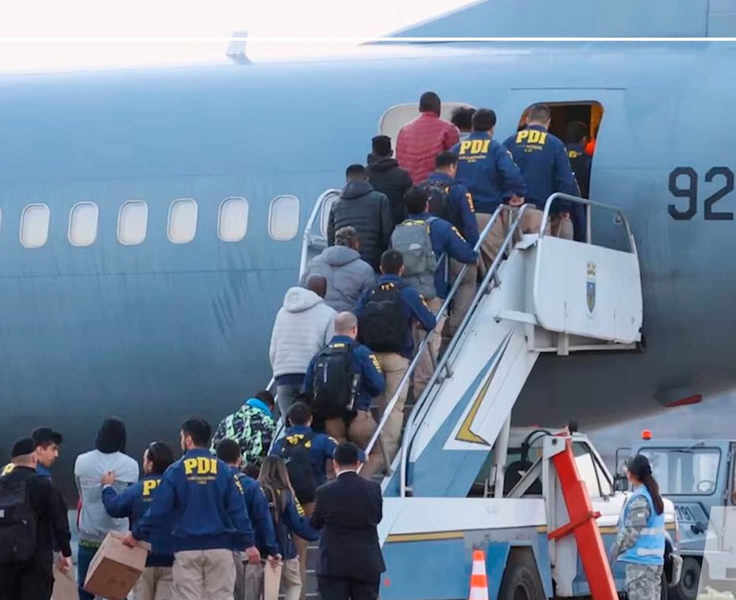 Chile inicia vuelos de expulsión: 12 bolivianos con antecedentes son repatriados en el primer operativo internacional