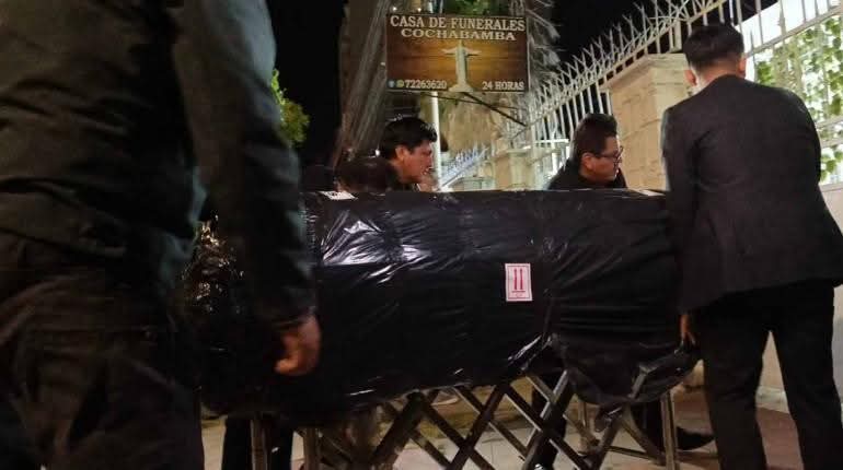 Luto y conmoción en Bolivia: trasladan a Cochabamba los restos del magistrado Víctor Hugo Claure Hinojoza tras brutal ataque en Santa Cruz