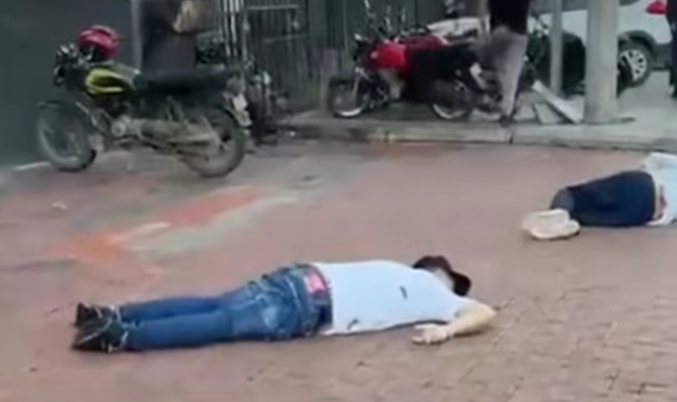 Terror a plena luz del día: sicarios en moto ejecutan a ciudadano extranjero en Santa Cruz