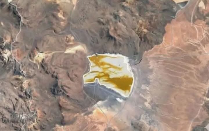 DESDE EL ESPACIO SE APRECIA UNA ENORME MANCHA NARANJA APARECE EN BOLIVIA.