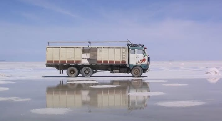 Transportistas cruzan el Salar de Uyuni para sortear 44 días de bloqueos y garantizar el abastecimiento