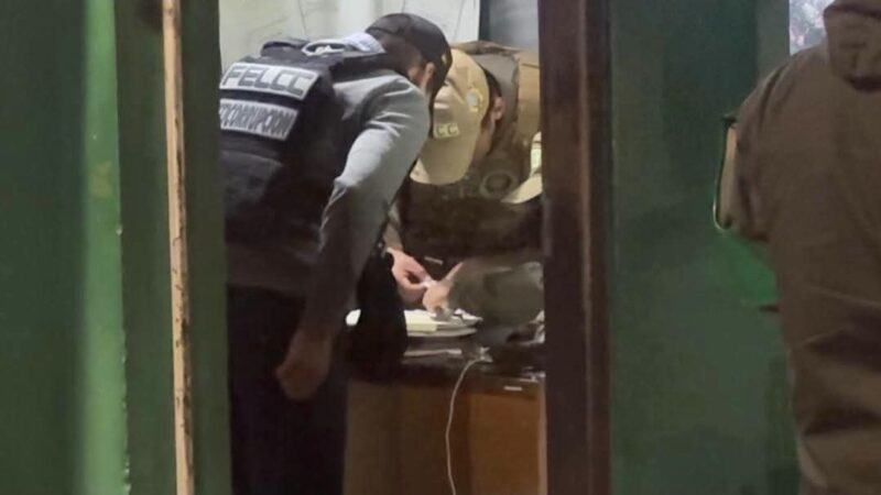 Jefe policial recién llegado pone las manos al fuego por dos efectivos, pese a contradicciones sobre presunto cobro de Bs 5.000