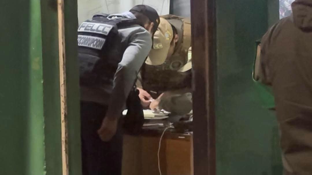 Jefe policial recién llegado pone las manos al fuego por dos efectivos, pese a contradicciones sobre presunto cobro de Bs 5.000