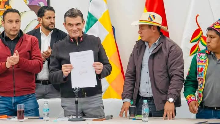 Víctor Hugo Roca deja la dirigencia de la CSUTCB y David Quispe asume el liderazgo con el desafío de unificar al movimiento campesino