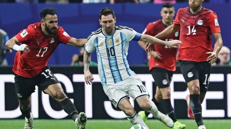 Argentina rescata un valioso empate 2-2 ante Egipto con goles de Cristian Romero y Lionel Messi en el tramo finalBajada: